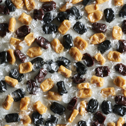 Trekantet &aelig;ske, natur - Karamelmix 625g